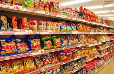 超市員工清理過期食品，守護市民“舌尖上的安全”